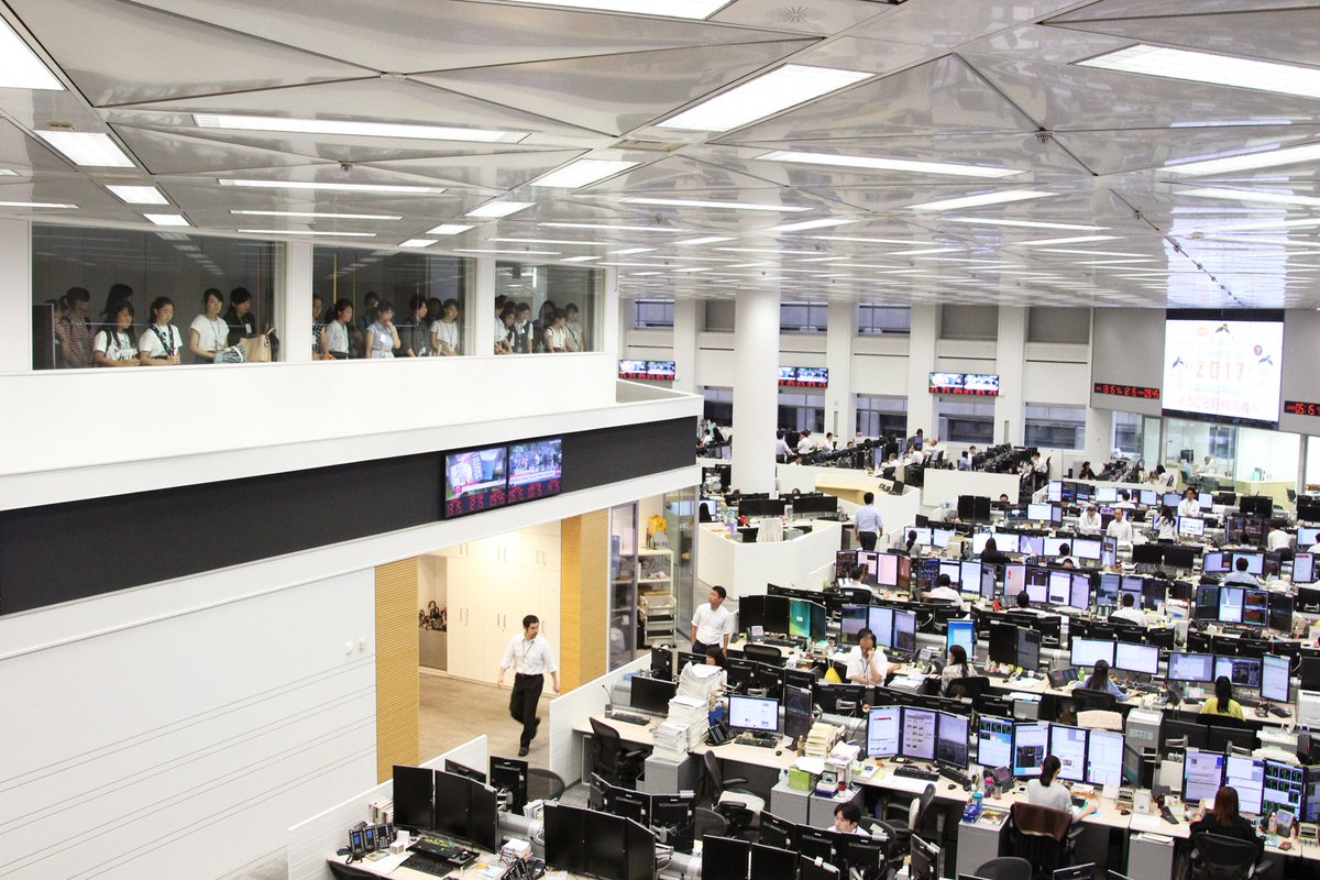 野村といえば大手町の巨大トレーディングフロア。ソロモンブラザーズのマネして二階ぶち抜いてます。なおこのビル吹き抜けに網が張ってあります。理由は。。。。  #私の好きなトレーディングフロア