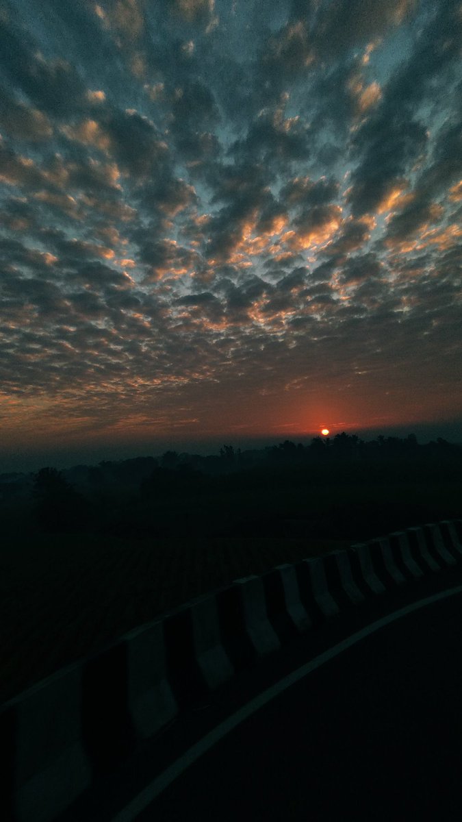 piyushunagar__7's tweet image. T 7 #mobilephotography #photography #nature #morningsun #sunrise #sky #photographer #sun