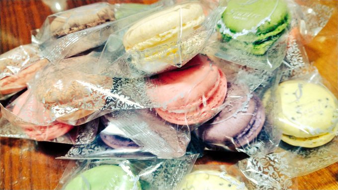 大量のマカロンもらったー🥰✨この倍位もらったぞ😋 