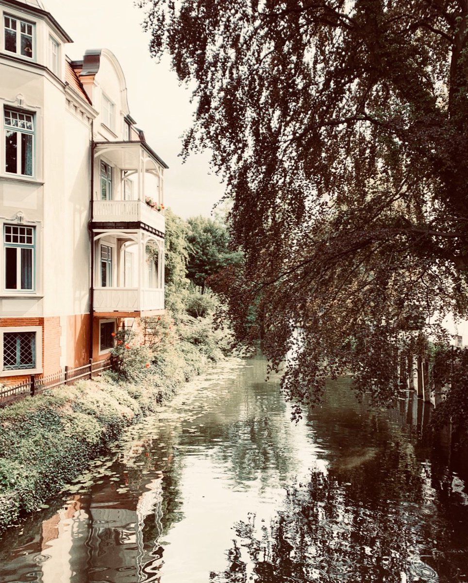 thestyleoffice's tweet photo. Urban wandering ~ @rosangompers 📸 in #Hamburg #surprisingcity #cutehoods #architecture #Altbau // #TheStyleOffice #places https://t.co/JnR1tuWEGV