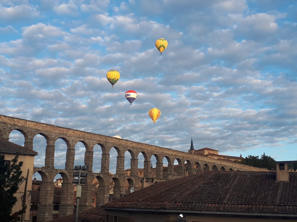 TurismoSegovia's tweet photo. Que el #Acueducto de #Segovia es una maravilla, ya lo sabíamos, pero que los ciudadanos lo han elegido como una de las 7 maravillas de España por votación popular, os lo enseñamos en este artículo de una agencia de viajes:

➡️ https://t.co/zpfEkKYOTZ

#SegoviaEsTuDestino https://t.co/KQdZk7YY0l
