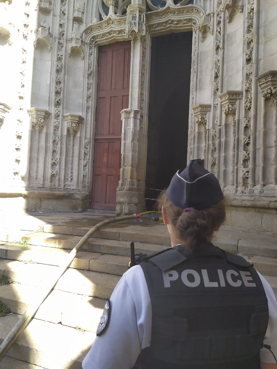 PoliceNat44's tweet photo. [#Incendie] survenu ce matin à la Cathédrale de #Nantes.
Nos enquêteurs de la #PoliceJudiciaire sont sur place pour #constatations.

Merci de respecter le périmètre de #sécurité mis en place par les policiers nationaux &amp; municipaux. 

#Tousmobilisés #coordination https://t.co/Xt51iJnnO9