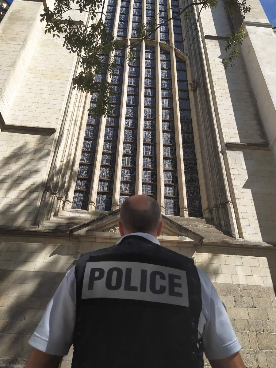 PoliceNat44's tweet photo. [#Incendie] survenu ce matin à la Cathédrale de #Nantes.
Nos enquêteurs de la #PoliceJudiciaire sont sur place pour #constatations.

Merci de respecter le périmètre de #sécurité mis en place par les policiers nationaux &amp; municipaux. 

#Tousmobilisés #coordination https://t.co/Xt51iJnnO9