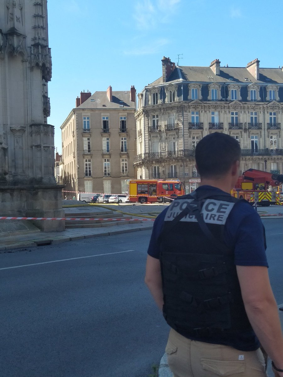 PoliceNat44's tweet photo. [#Incendie] survenu ce matin à la Cathédrale de #Nantes.
Nos enquêteurs de la #PoliceJudiciaire sont sur place pour #constatations.

Merci de respecter le périmètre de #sécurité mis en place par les policiers nationaux &amp; municipaux. 

#Tousmobilisés #coordination https://t.co/Xt51iJnnO9