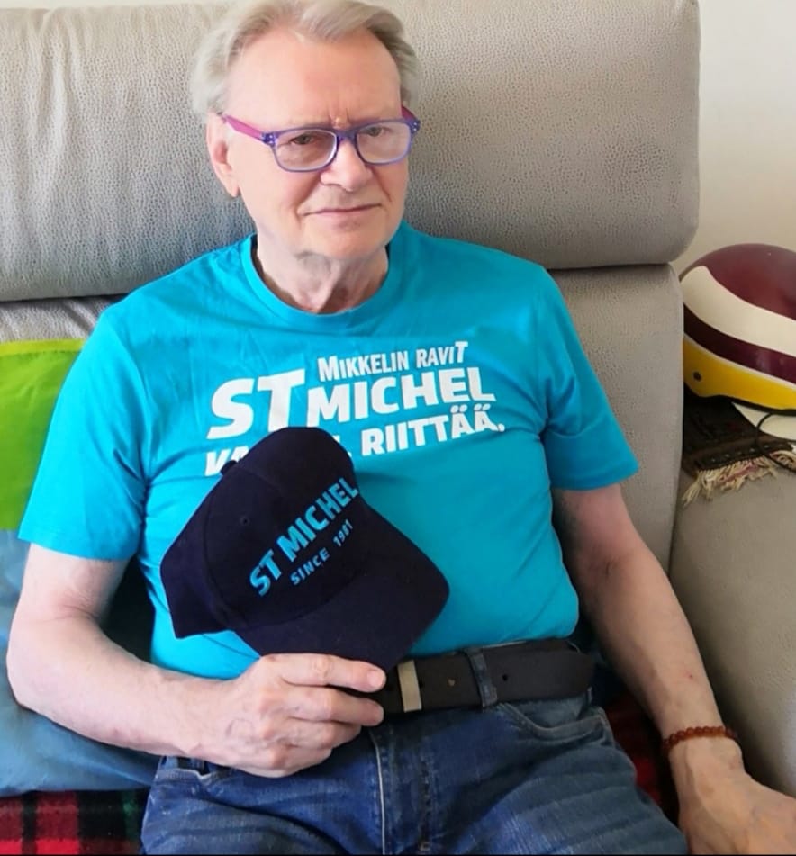 dagli amici finlandesi ..
e in onore di VARENNE che a St Mikkeli stampò nel 2002 un fantastico record mondiale sul miglio ..
domani su quella pista e su quel miglio corre un suo magnifico figlio , VERNISSAGE GRIF ...
"in bocca al lupo, viva il lupo ! ..
youtube.com/watch?v=uxjSry…