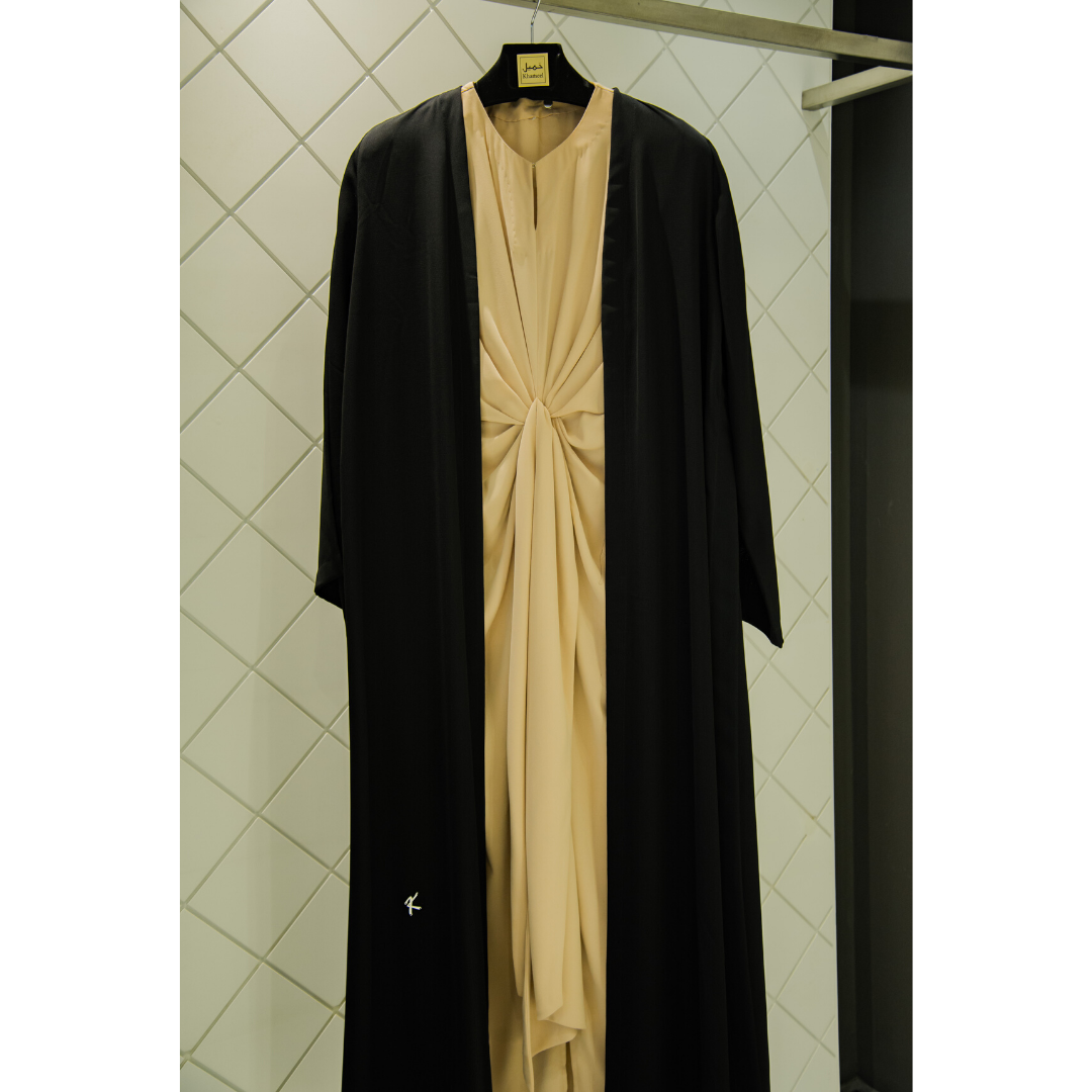 khameel_sa's tweet photo. اجمعي بين الأناقة والجودة بعباية خميل
#خميل
#blogger #saudiblogger #Saudiabaya #abayafashion #fashion #instafashion #fashionista https://t.co/P1BRDvATFZ