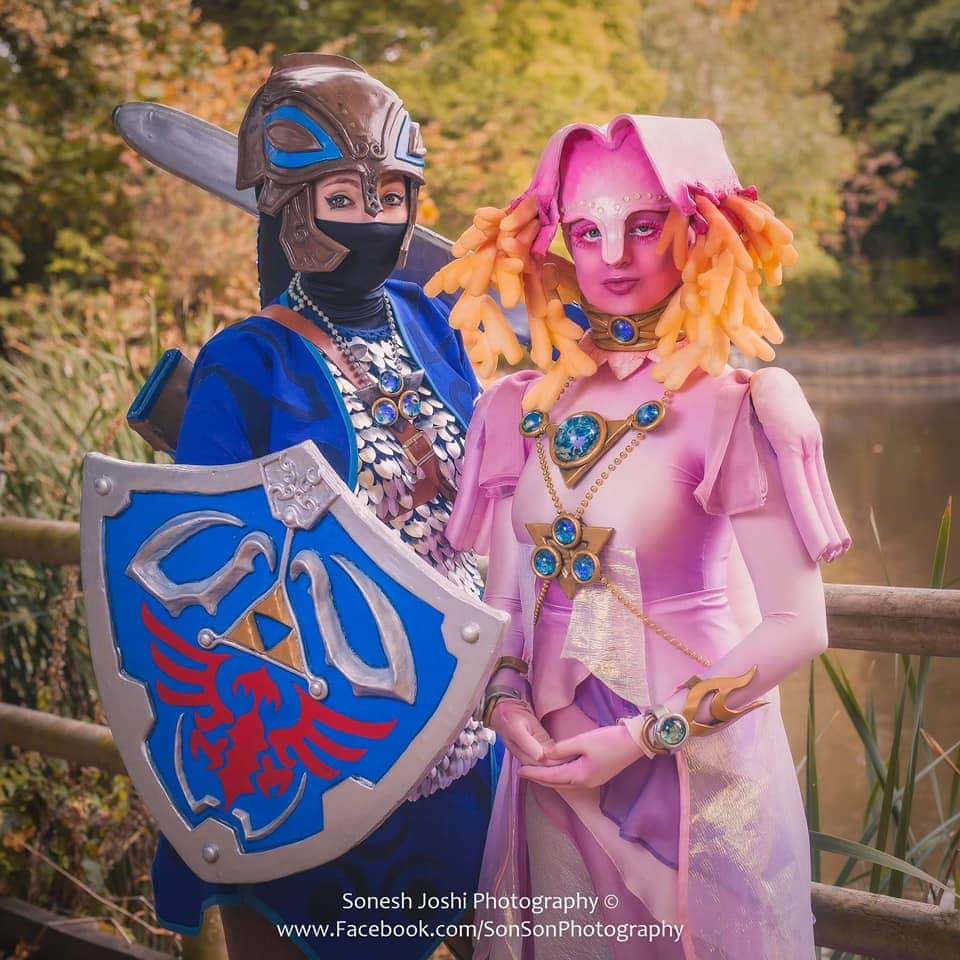 aCatCalledNeko's tweet photo. Hi I'm Natasha, along with my sister Larissa I'm part of a cosplay duo from the UK. We go by the name Twisted Sisters Cosplay.
#CosplayersUnder10k
📸 @SonSonPhotos @takethepics_ @DTJAAAAM & roeezphoto (insta)
#TwilightPrincess #Dishonored #DCBombshells #Soue https://t.co/OmuseDqYEK