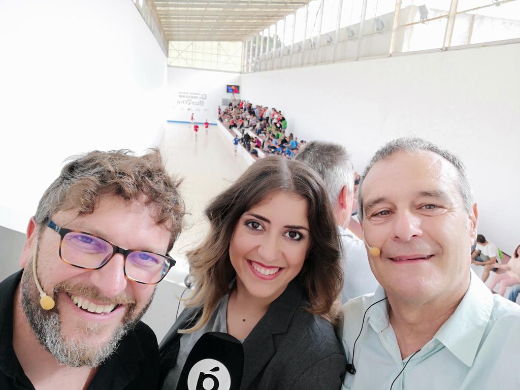 Joantur7's tweet photo. Raons per a posar @apunt_media hui a les 17:45: perquè es juga la final de Raspall a @vadeboapunt entre 2 equips que prometen espectacle, pq no coneixes la pilota i vols fer-ho. Hui és el dia per començar-hi. Pq pots veure la partida des de qualsevol lloc. Comenta a #PilotaÀpunt https://t.co/1ZwwLP0SVB