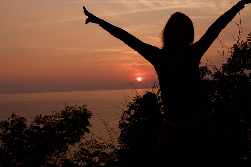 majkyoo's tweet photo. I miss the beautiful sunset of Camiguin and my signature pose. ๐
๐
#WhenInCamiguin https://t.co/TC3lQbneMi