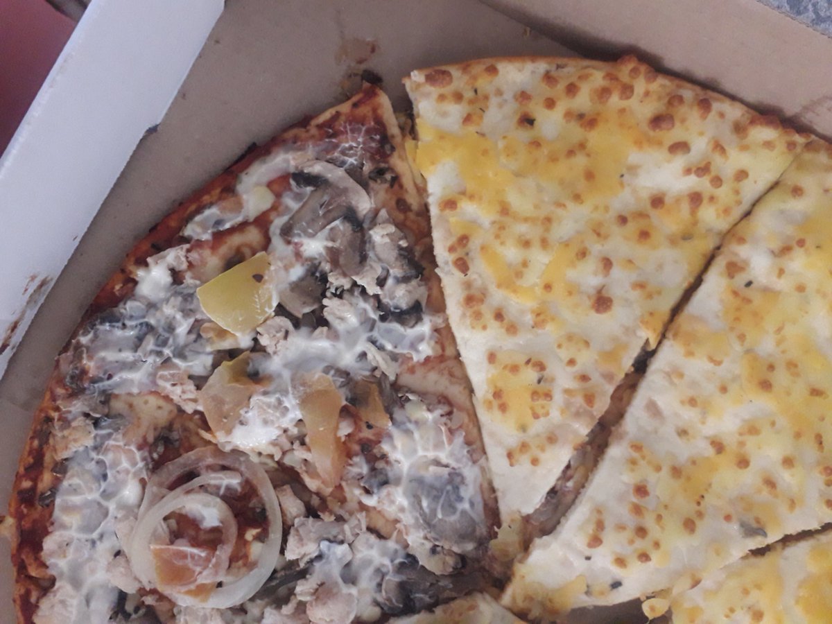 BLasemlazi's tweet photo. @DebonairsPizza the kind of pizza being made for uneducated township residents of Umlazi Mega City, Kwamnyandu and Mega Philani.
But Buy one in Kloof Bluff Marlvan Debonairs educated suburbs you will get a pizza made in Italy.
#PayBackTheMoney
#PrayForCellular
Master KG https://t.co/Mk6z004q1J