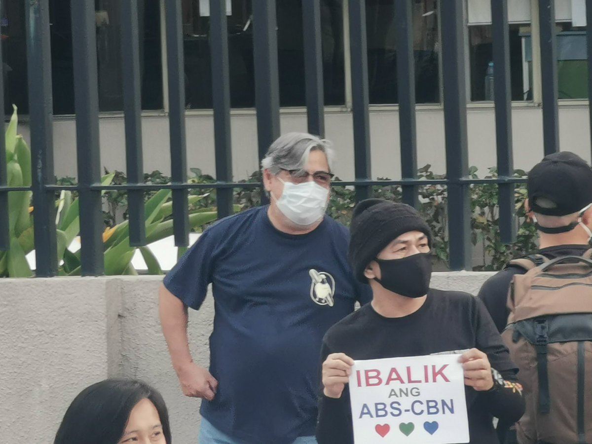 mjfelipe's tweet photo. Joel Torre and Jaime Fabregas also here at the noise barrage infront of ABS-CBN headquarters. #IbalikAngPrangkisaNgABSCBN #IbalikAngABSCBN https://t.co/AGvJHKkKKu