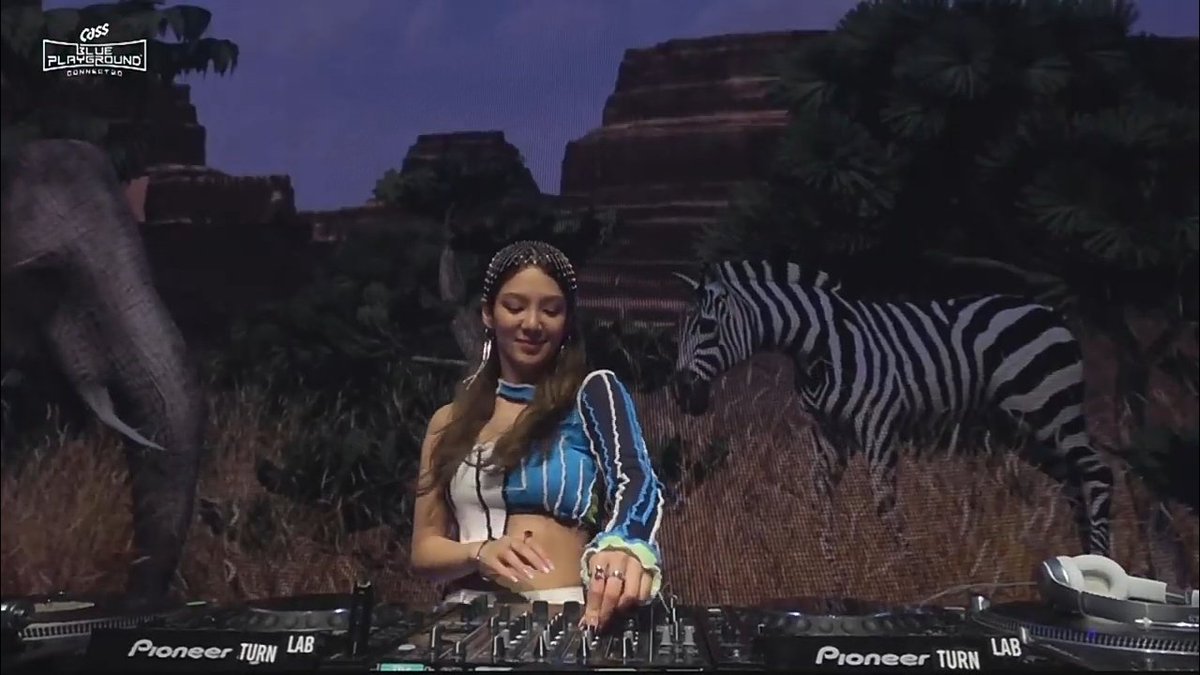 HYOYEON_Updates's tweet photo. [200718] HYO for "Cass Blue Playground Connect 2.0" Online Concert tonight 

#DJHYO #Hyoyeon #효연
#Hyoyeon_Dessert https://t.co/uFnLndYAhc
