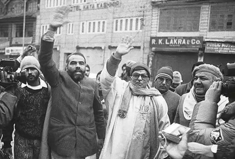 Amidst all this stressful climate , They hoisted Indian flag at clock tower, Lal Chowk, Srinagar. Raised feeble slogans of “Vande Mataram”. Sang national anthem. (8/9)