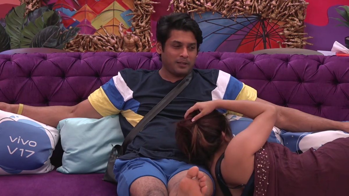 SS: nai bol na kya bol rai thi baby..wo sohni lagi aur mai..matlab sahi hai sahi hai..jaa tu apni Sohni neha ke paas jaSG: Chuckling now that she has irritated himSays haan to theek hai itna kyun chilla raha hai tu bhi to kaise chipak ke baitha hai dekha maine #SidNaaz