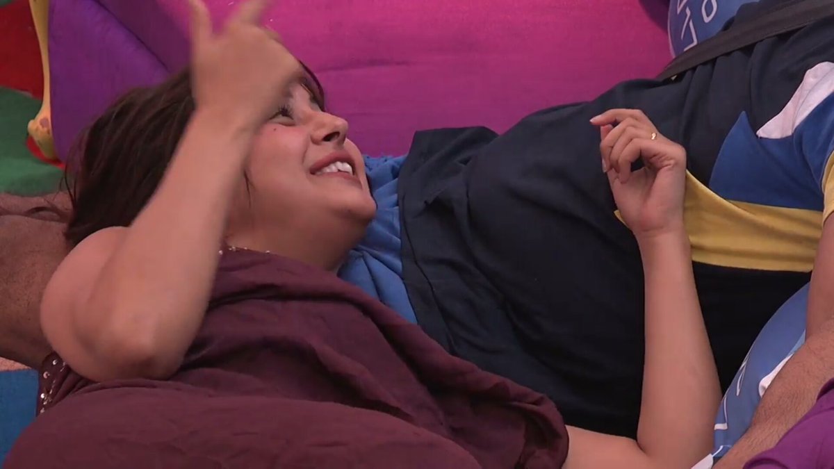 SS: nai bol na kya bol rai thi baby..wo sohni lagi aur mai..matlab sahi hai sahi hai..jaa tu apni Sohni neha ke paas jaSG: Chuckling now that she has irritated himSays haan to theek hai itna kyun chilla raha hai tu bhi to kaise chipak ke baitha hai dekha maine #SidNaaz