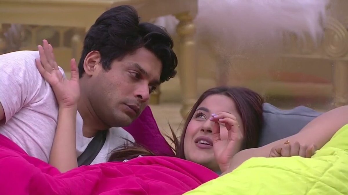 SS:Abey ae gadhi kya chipka mai be..tu bhi to chipak rahi thi..kaam hai na babySG: oye jaa tu..aedda bhi koi kaam ni (making faces)..mai tera muhh tod dungi Sidharrth agar MV me kuch zyada hua to.. #SidNaaz