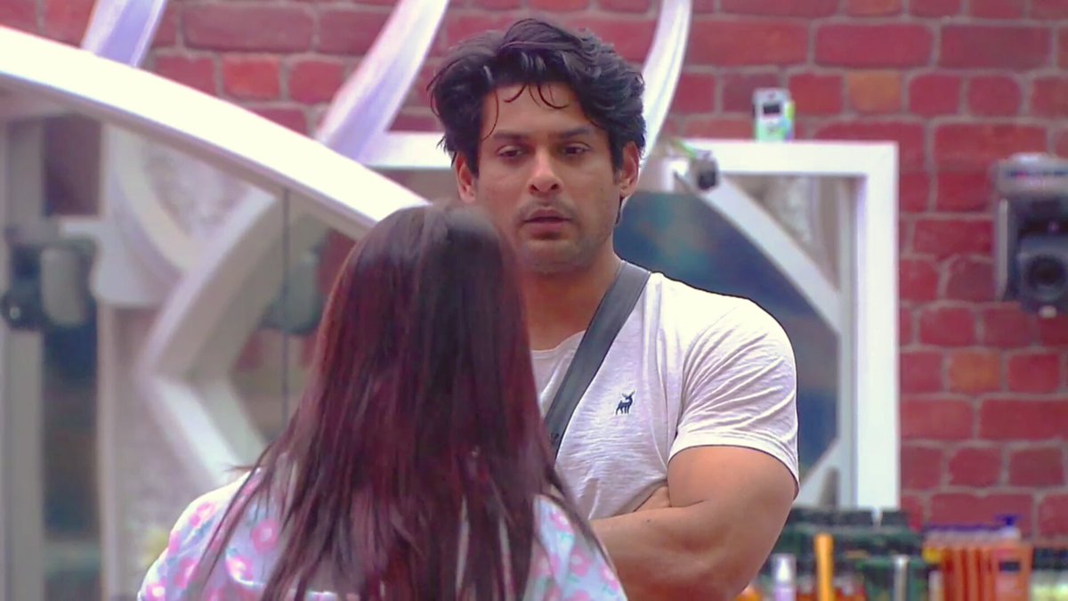 SS:Abey ae gadhi kya chipka mai be..tu bhi to chipak rahi thi..kaam hai na babySG: oye jaa tu..aedda bhi koi kaam ni (making faces)..mai tera muhh tod dungi Sidharrth agar MV me kuch zyada hua to.. #SidNaaz