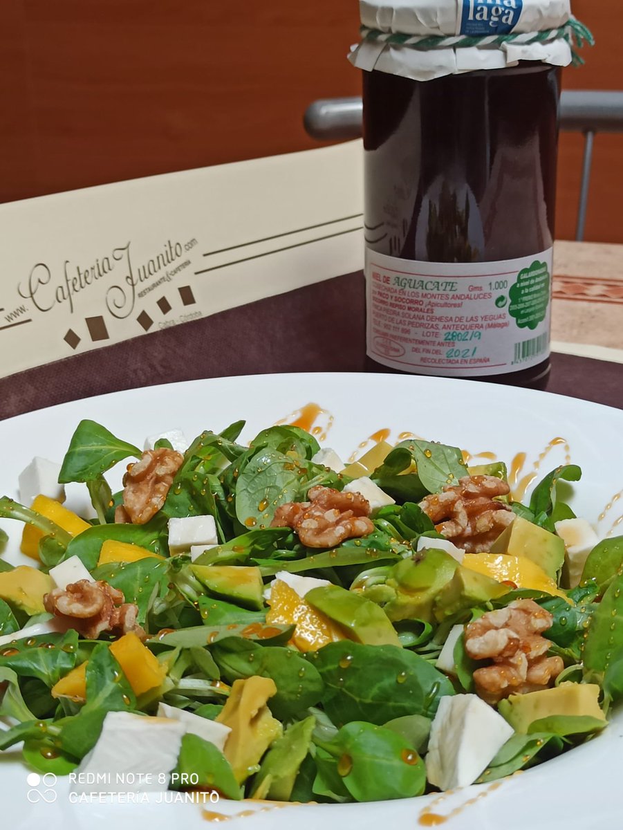 Juanito_Bar's tweet photo. Hoy en nuestro menú fin de semana ensalada fresquita y muy apetecible para estos días de verano.Canónigos con aguacate, queso fresco, mango, nueces y toque especial de miel de aguacate 🥑 de Antequera.Y de postre sandía 🍉 ¿saldrá buena?
Ven a probarla y nos cuentas! https://t.co/MazV84zRLn