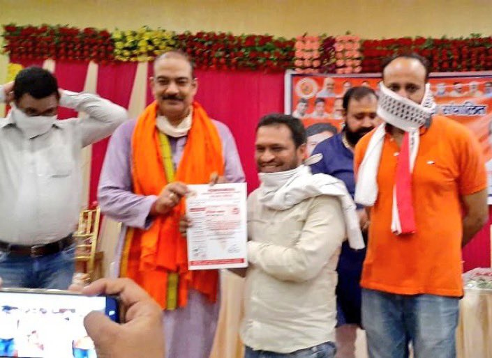 बुलन्दशहर में शहीद इंस्पेक्टर सुबोध सिंह के लड़के को अभी तक नौकरी नहीं मिली, उनको न्याय मिलना तो दूर आज <a href="/BJP4India/">BJP</a> ने हत्याकांड के मुख्य आरोपी शिखर अग्रवाल को अपनी पार्टी का पदाधिकारी ही बना दिया - पीएम जनकल्याण योजना अभियान का महामंत्री! शर्म कीजिए <a href="/myogiadityanath/">Yogi Adityanath</a>