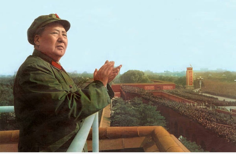 पुतीनंच्या उदयापेक्षा जिनपिंगची कहाणी फारच विस्मयकारक आहे. डेंग झाओपिंग यांनी सुरू केलेल्या आर्थिक सुधारणांविरूध्द कल्चर रिव्हाल्यूशन सुरू केलं होतं त्यावेळी शी अवघ्या 15 वर्षांचे होते. त्यांचे वडील सधन कुटुंबात गणले जायचे ते चायनीज कम्युनिस्ट पार्टी प्रोपंगडा टिमचे हेड होते.