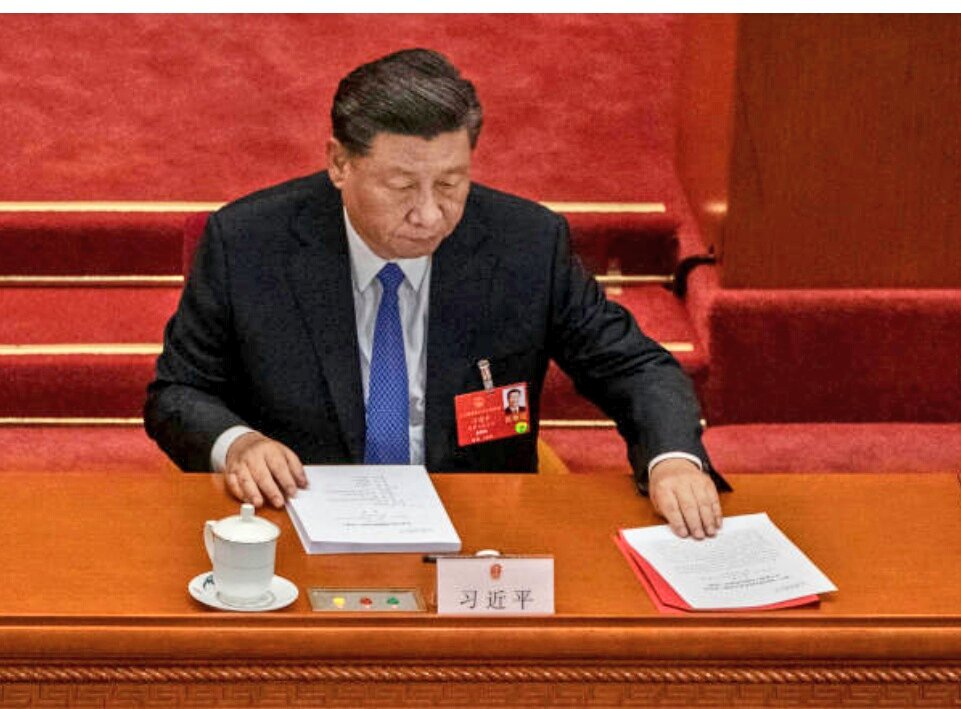 1982 चा फक्त दोन अध्यक्षीय कार्यकाल असण्याचा बंधन असलेला ऐतिहासिक कायदा 2018 ला बदलून आपल्या मार्गाचा मोठा काटा बाजूला केला. आता ते तह्यात अध्यक्ष राहतील. पण ते तितक्यावरच न थांबता पुढे जाऊन चेअरमन ऑफ द सेंट्रल मिलिटरी कमिशन पदाची धुरा घेतली. त्यासोबत ' Paramount leader ' झाले.