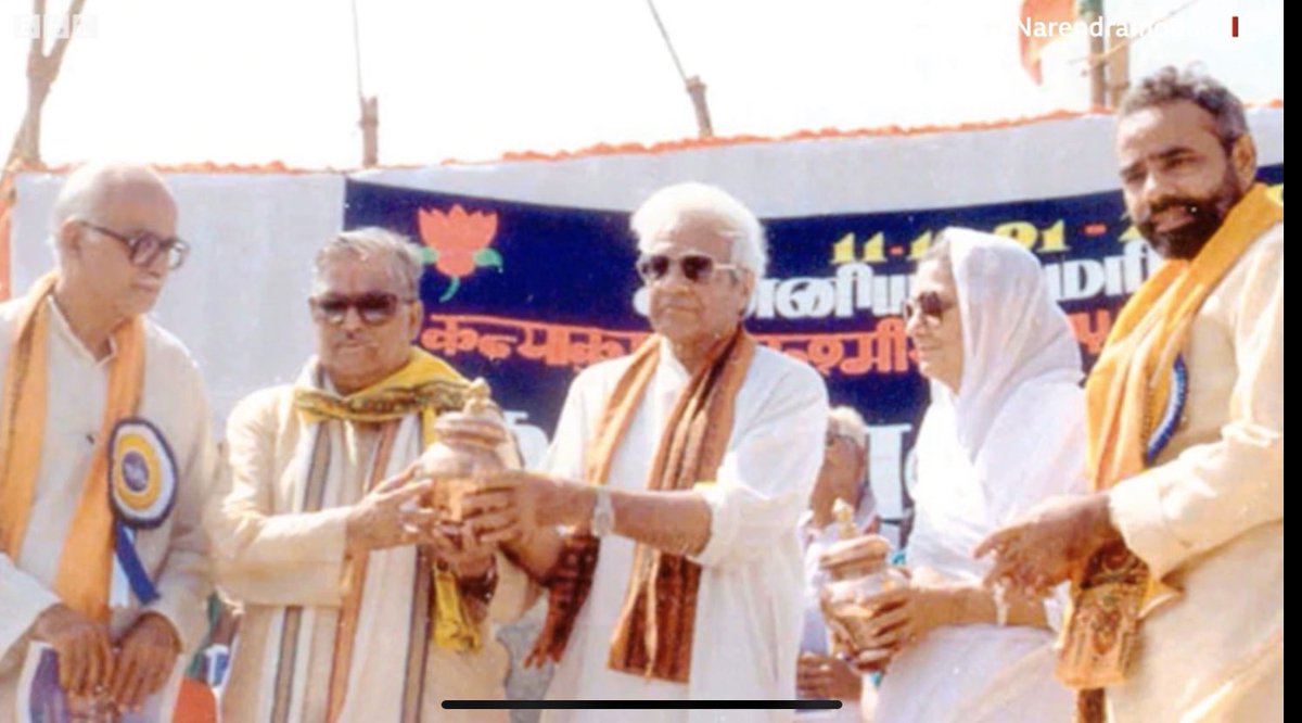 Murli Joshi ji led 46 days “ekta yatra” from Kanyakumari to Kashmir with current PM Narendra Damodardas Modi. Militants were furious and started planning against Flag hoisting. (3/9)