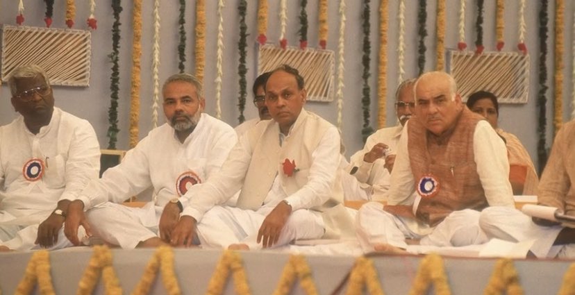 Murli Joshi ji led 46 days “ekta yatra” from Kanyakumari to Kashmir with current PM Narendra Damodardas Modi. Militants were furious and started planning against Flag hoisting. (3/9)