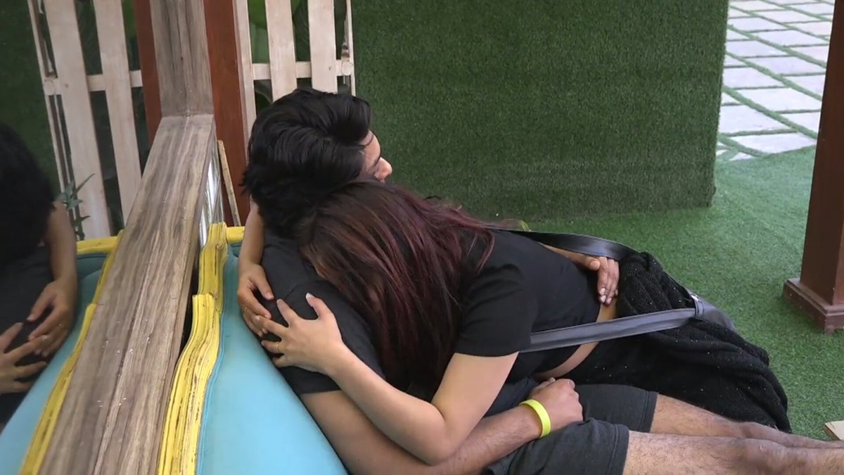 SS: melting away with her pouty face when she nuzzles in his neck sitting on his lap..ab kya hai..mat karr ShehnaazSG: Mai toh karungi mera bebu naraaz hai mujhse .mazak mazak mein bahut ho gaya..ab maan jaaSS: Tu kar jo Krna hai..mai kuch nai bolungaSG:Maan ja na #SidNaaz