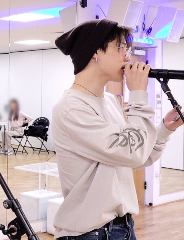 ‘ร้านเหล้าร้านนี้ไม่เล่นเพลงอกหักครับ’

‘พอดีนักร้องจีบน้องโต๊ะห้าอยู่‘