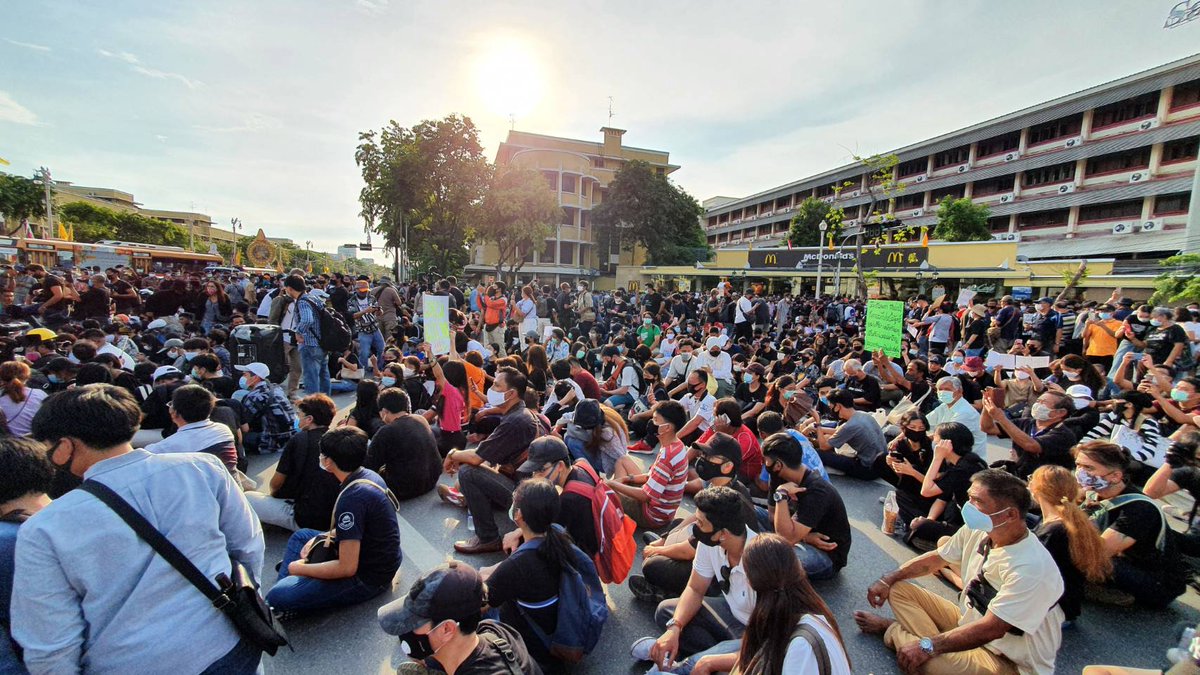 thestandardth's tweet photo. ลำดับเหตุการณ์ #เยาวชนปลดแอก

เริ่มต้นกลุ่มเยาวชนปลดแอก นัดชุมนุมขับไล่รัฐบาล ที่อนุสาวรีย์ประชาธิปไตย

เจ้าหน้าที่ตำรวจกระจายกำลังโดยรอบอนุสาวรีย์ประชาธิปไตย และโดยรอบพื้นที่การชุมนุมบริเวณแมคโดนัลด์ สาขาราชดำเนิน
 
#TheStandardCo https://t.co/tPbUEnqLh3