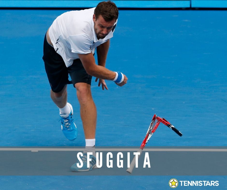 In decontrazione, può succedere che la racchetta vi sfugga di mano al servizio. Se la racchetta tocca la rete o qualche arredo permanente mentre la palla è ancora in gioco, avete commesso fallo. E la prossima battuta, non fatevela sfuggire.