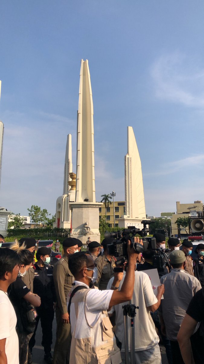 thestandardth's tweet photo. ลำดับเหตุการณ์ #เยาวชนปลดแอก

เริ่มต้นกลุ่มเยาวชนปลดแอก นัดชุมนุมขับไล่รัฐบาล ที่อนุสาวรีย์ประชาธิปไตย

เจ้าหน้าที่ตำรวจกระจายกำลังโดยรอบอนุสาวรีย์ประชาธิปไตย และโดยรอบพื้นที่การชุมนุมบริเวณแมคโดนัลด์ สาขาราชดำเนิน
 
#TheStandardCo https://t.co/tPbUEnqLh3