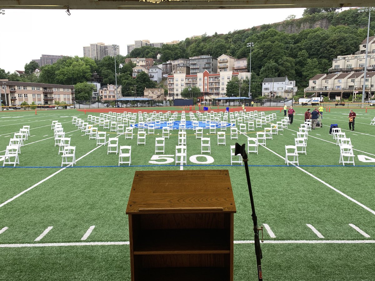 LeoniaPrincipal's tweet photo. Celebrating the Class of 2020 this morning at Veterans Field in Edgewater. https://t.co/2jZBwVkRPs