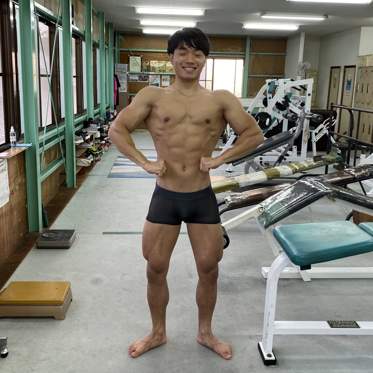 ともあき Tomoaki Physique 今日はスクワット110kgでヘロヘロ 脚太いとかっこ悪いだろ と思って脚トレ全然しなかった 昔の自分にスクワットをさせたい 脚が細いと男らしさもないし 上半身鍛えるときにブレちゃう 早くトレ仲間の脚の重量 太さに 追いつき