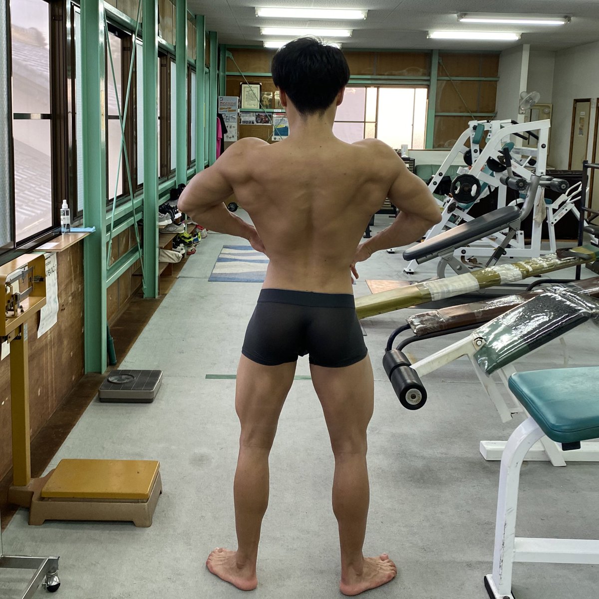 ともあき Tomoaki Physique 今日はスクワット110kgでヘロヘロ 脚太いとかっこ悪いだろ と思って脚トレ全然しなかった 昔の自分にスクワットをさせたい 脚が細いと男らしさもないし 上半身鍛えるときにブレちゃう 早くトレ仲間の脚の重量 太さに 追いつき