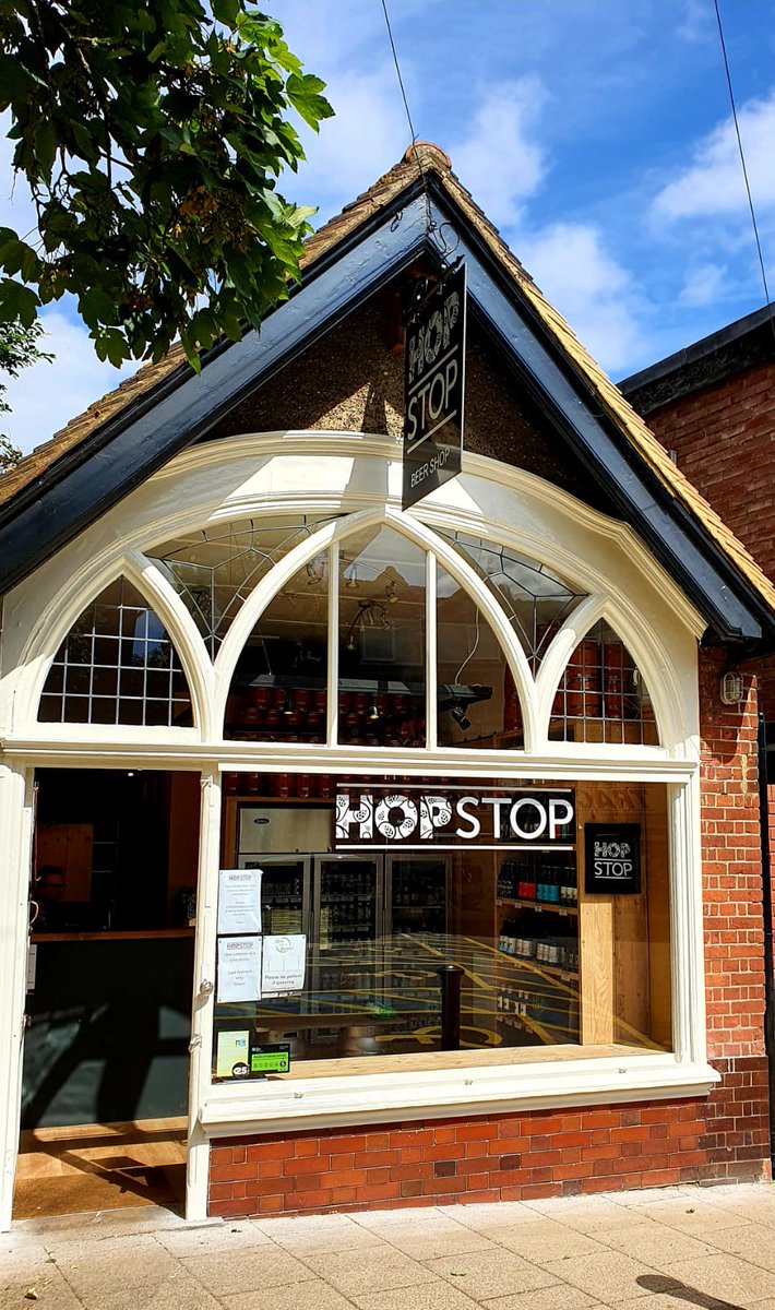 HopStopBeers's tweet photo. #Oxted shop front looking super smart in the sunshine with it's fresh lick of paint #painting #fresh #newlook #hopstop #jobdone https://t.co/WbkjtuSxyZ