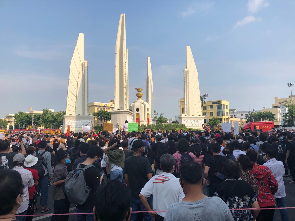 bebbabbann's tweet photo. ถึงสองรูปนี้จะห่างกันเกือบ50ปี ประชาชนก็ต้องยืนหยัดเรียกร้องประชาธิปไตย ที่ควรเป็นของประชาชน #เยาวชนปลดแอก https://t.co/e8tZAZUIEM