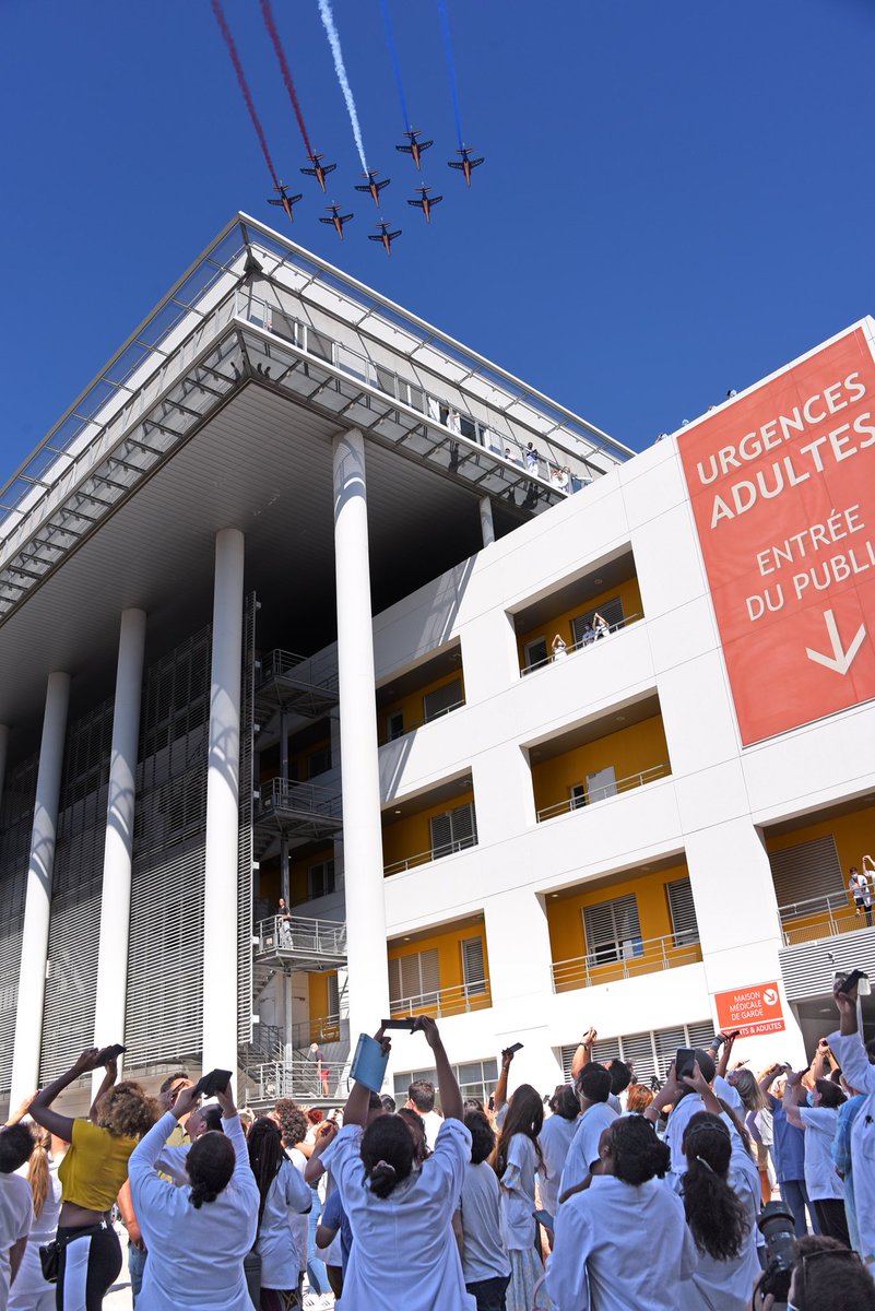 ARNAUDJO2's tweet photo. Mille Mercis à la Patrouille de France pour son salut à toutes nos équipes hospitalières https://t.co/rTtYgXd2rW