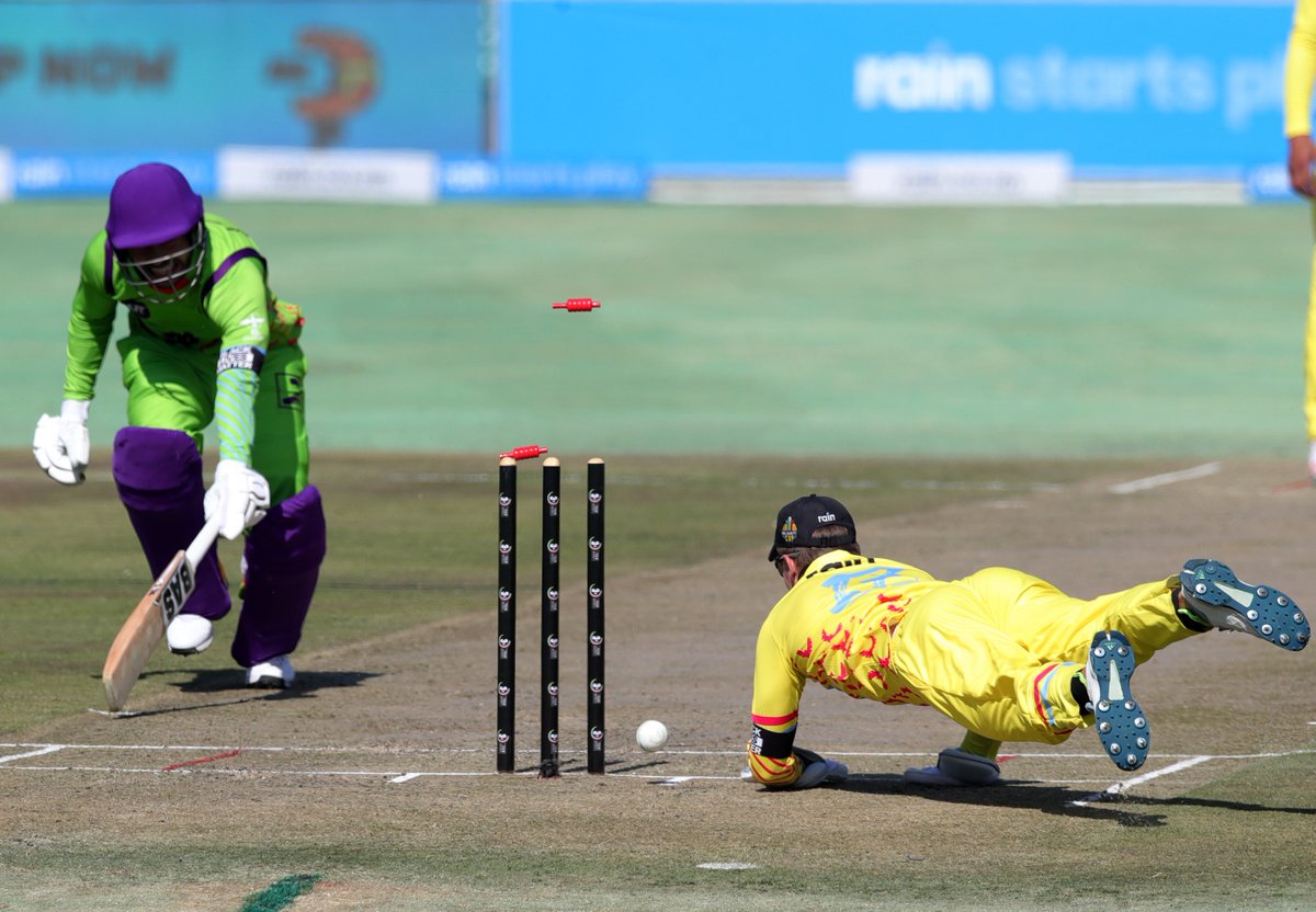Gotcha 💥!

Reeza Hendricks comes up short and Ryan Rickelton gets his man. 

#3TCricket #RainStartsPlay