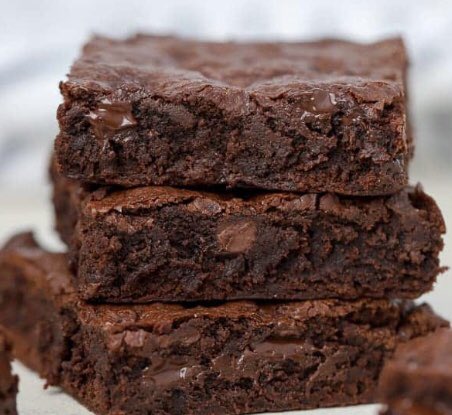 Bouchebakehouse's tweet photo. Loads of gorgeous cakes in the window today including this scrumptious brownie. Queue‘s not too long atm so come on down #delicious #nom #summervibes #freshlybakedbread #artisanbakery #independentshop #stratforduponavon #cotswolds #cake #sausagerolls #glutenfree  #sunnyday https://t.co/LDT4FXAnxe