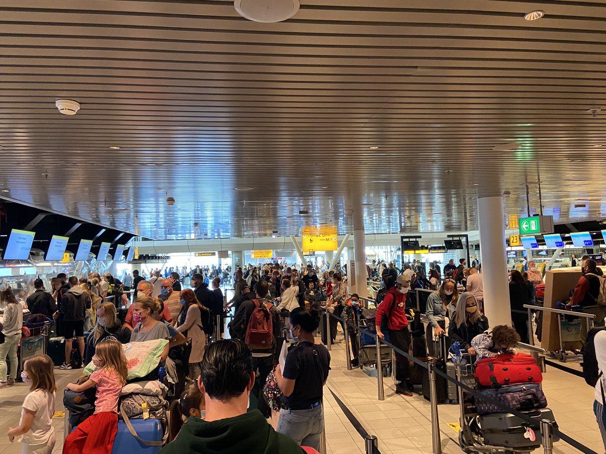NorbertVroege's tweet photo. Idioot lange rijen bij Tui. #corona #schiphol #veiligheid #tui https://t.co/IWBPAFY8IC