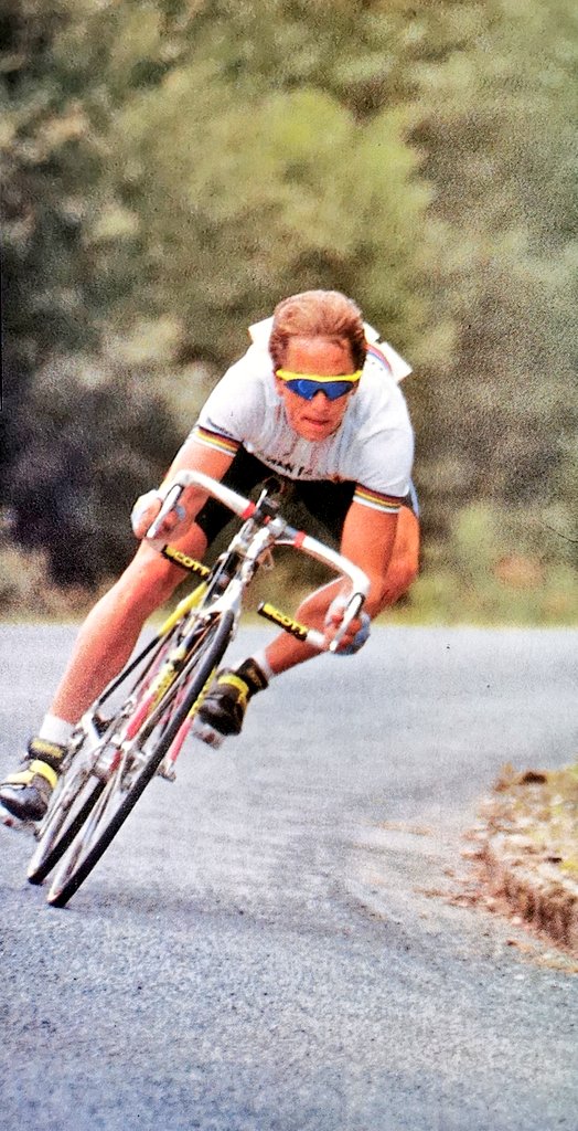 OlivPerrier's tweet photo. Pointé à une minute du groupe maillot jaune, LeMond descend à tombeau ouvert. Ses équipiers dont Éric Boyer peinent à le suivre tant le champion négocie cette descente comme un damné #TDF90
📷 Presse-Sports https://t.co/Ig7c8MuMe0