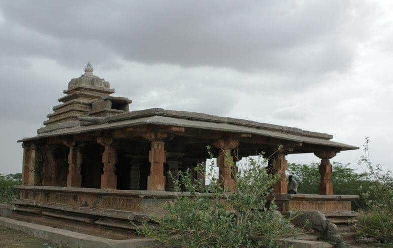 KAMBADUR:There are several ancient Jain temples in village.Though the temples are in dilapidated condition , it still exhibits its original features .The vimana of the temple is outstanding , the superstructure has antarala , garbhagraha & mukhamandapa