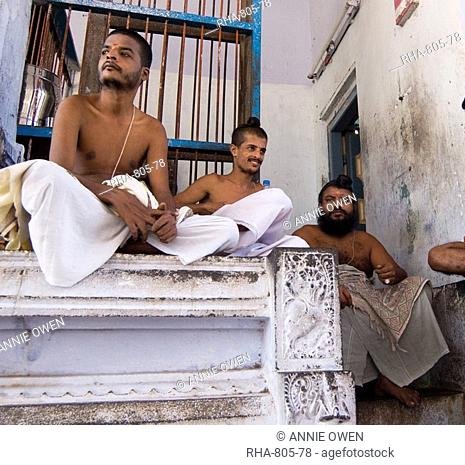 கந்த சஷ்டிக் கவசம் எழுதியது:சைவப் பிள்ளைமார், Bengaluru வீ. தேவராய (பிள்ளை)கோத்திரம் தெரியாத அ-பிராமணர்!Sanskrit கலந்த தமிழில் இருந்தாலும்,தமிழ்= நீச பாஷையே!அதை எப்படி ஓய், மூலஸ்தானம் கருவறைக்குள்?07th CE தேவாரமே, சிதம்பர அம்பலம் ஏறலை!19th CE கந்த சஷ்டிக் கவசம் ஏறுமோ?