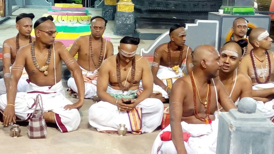 சூத்திரப் பக்தர்களை "உசுப்பி" விடகந்த சஷ்டிக் கவசம் பயன்படுத்திண்டுருவோம்!ஆனால்பழக்க வழக்கமெலாம் வாசலோட இருக்கணும்!கருவறை மூலஸ்தானத்துள் வந்துறப்படாது!ஏதோ குருட்டாம் போக்குலசூலமங்கலம் இசையால் பிரபலம் ஆயிடுத்து!அதுக்காக..சஷ்டிக் கவசம், கருவறைக்குள் வரமுடியாது ஓய்!:)