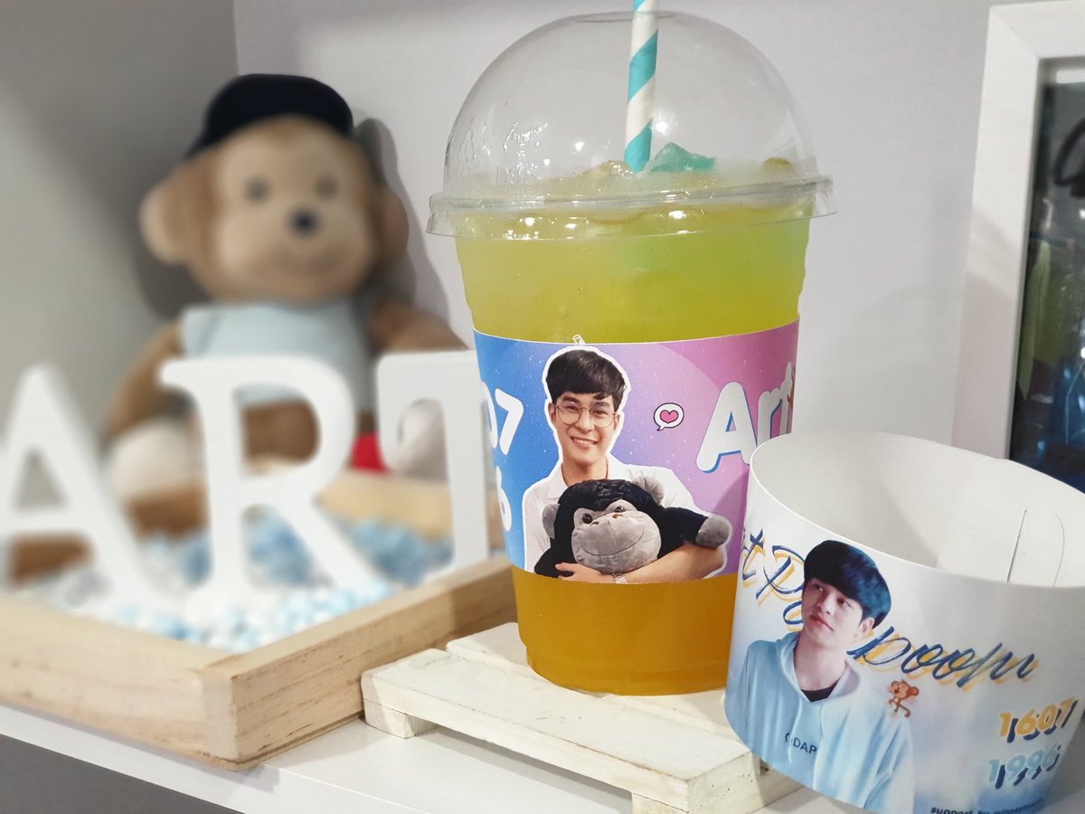 FandomCafe_'s tweet photo. 😎ใครยังไม่ได้ตามรอยน้องอาร์ต ต้องมาแล้วนะคะ...น้องฝากข้อความถึงแฟนๆไว้ในรูปGallery ด้วยนะคะ😊
🗓13-19July
🔆สั่งผ่านLine man ระบุว่ารับของน้องArt
🔆ตจว.ทัก Dmได้จ้า
#อาร์ตภาคภูมิ
#Artpakpoom #ArtBDproject2020
#เบบี้ฮาท
#Happy24rtDay https://t.co/rgHqkBXZcD