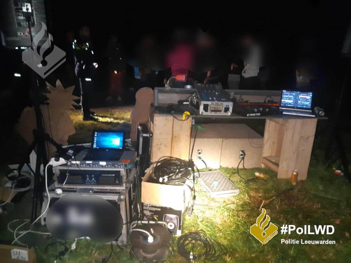 Politie stuit op feestje in park in Leeuwarden - #Friesland -..