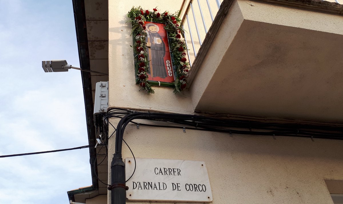 joanarimanyjuv's tweet image. #taldiacomavui de 1987, s’inaugura la capelleta de carrer, en format de plafó de rajoles decorades, dedicada a Sant Arnau a l’edifici del carrer d’Arnau de Corcó de #Manlleu.  @catcrist #dulia #etnografia #devoció #capelletadecarrer #efemèridesreligiositat