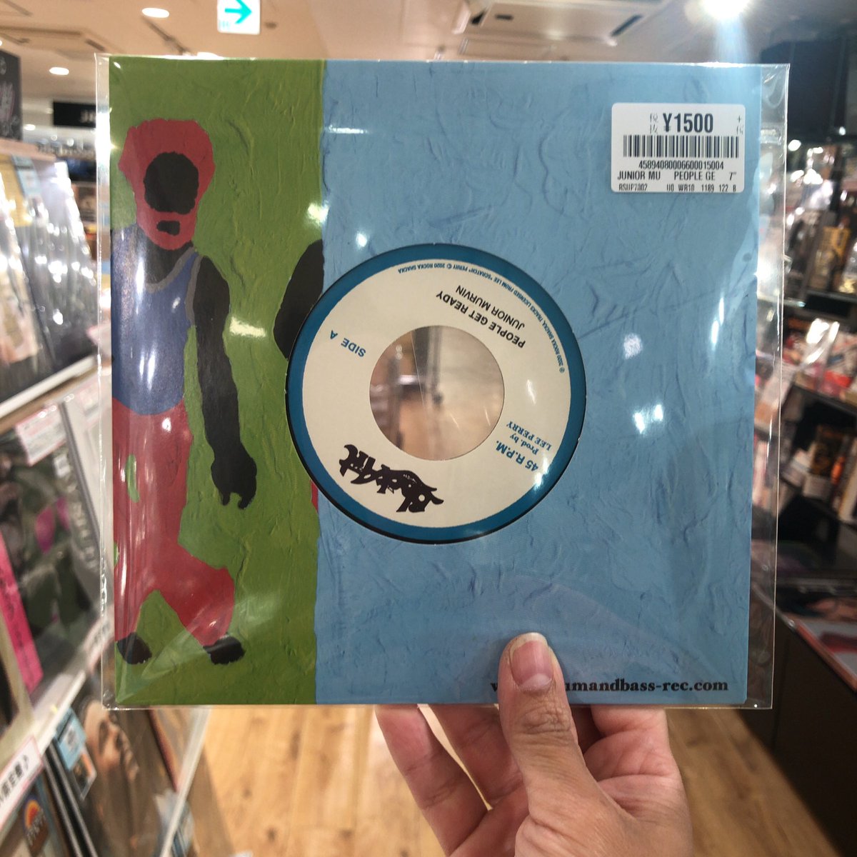 HMVrs_shinjuku's tweet photo. 【新品おすすめ】
JUNIOR MURVIN / PEOPLE GET READY
ROCKA SHACKAから注目7インチ・シングル3作品が発売!
カーティス・メイフィールドの名曲をアイリーなルーツ・ロックでカバー!
#hmvrecordshop新宿 #hmvrecordshop #新宿alta #juniormurvin #今日のreggae #rockashacka https://t.co/BgF4QKxKmH