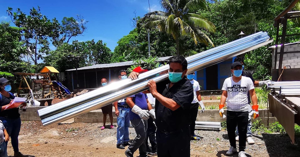 EngelhardManuel's tweet photo. #VAMOSPOR3AÑOSMÁS 
Este día, hicimos la entrega de lamina en el Caserío El Conacaste, cantón Agua Shuca, caserío Los Ángeles, cantón Los Lagartos y en la colonia El Milagro, a personas que tienen el techo de sus viviendas en condiciones deplorables. https://t.co/5d9Iqb4yh6